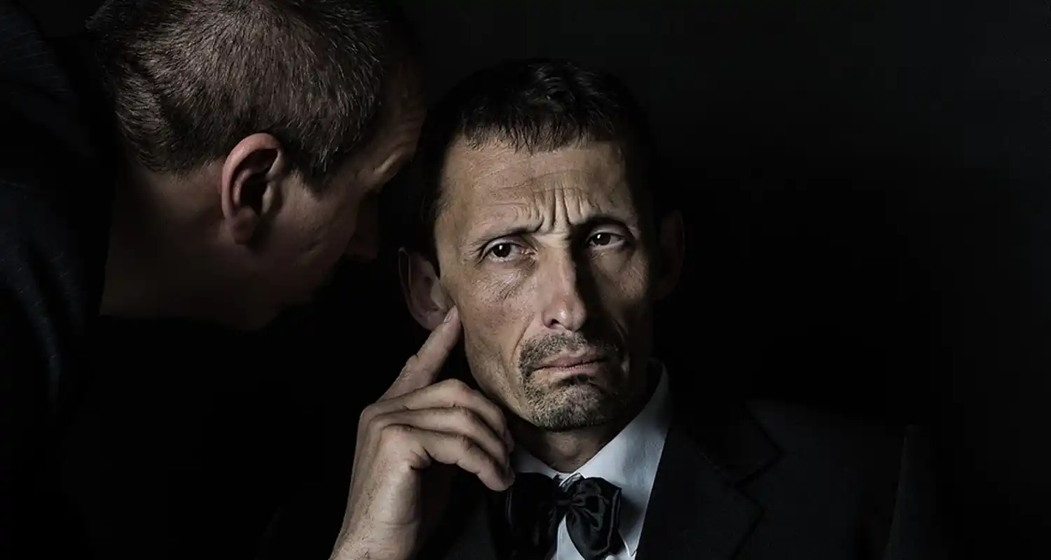 Un uomo di mezza eta si inventa un lavoro per 7€ ora