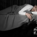 Mai guardare sotto al letto qualcuno lo ha fatto