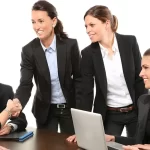 Se stringi la mano al lavoro puo essere molestia