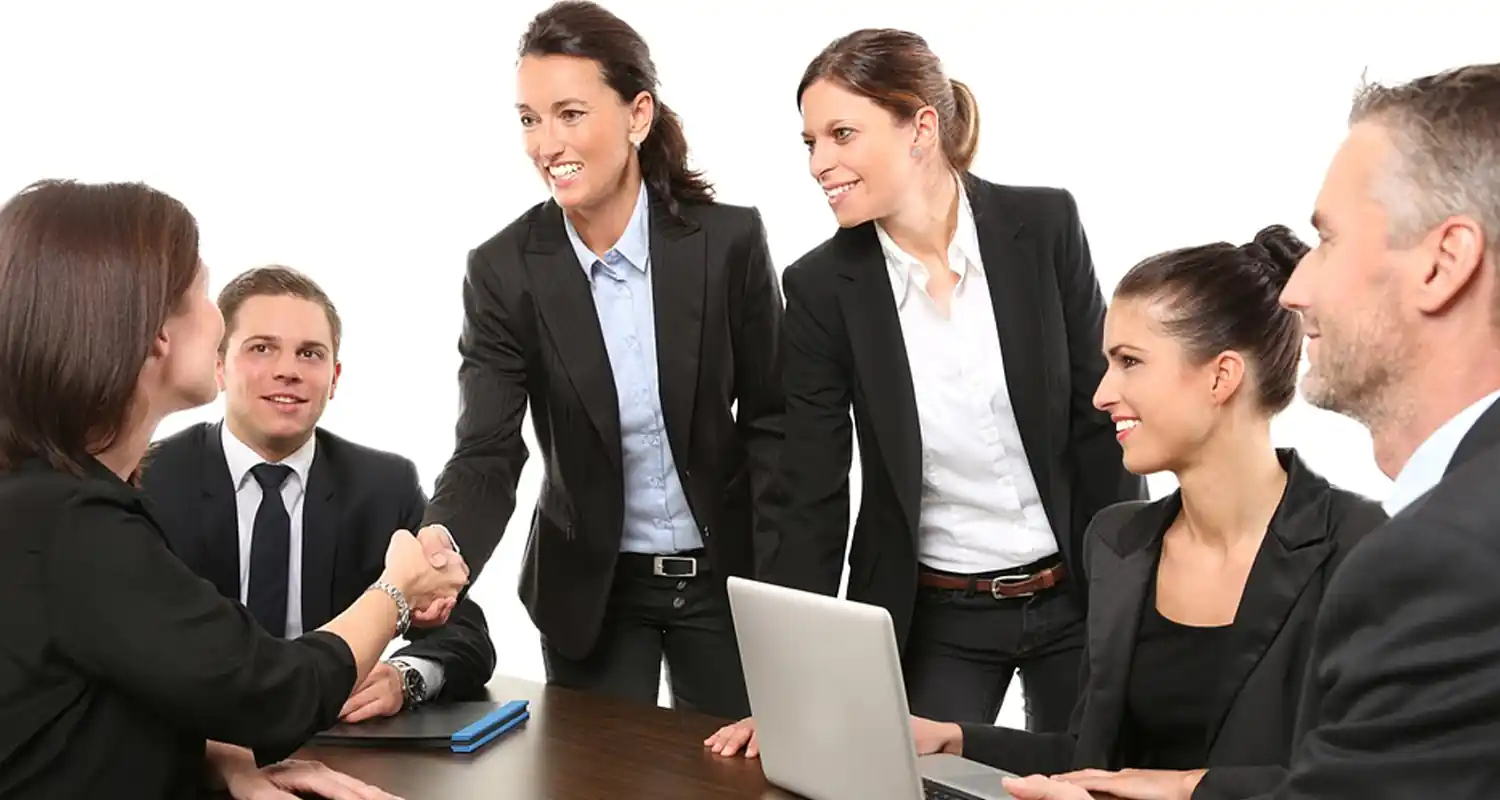 Se stringi la mano al lavoro puo essere molestia