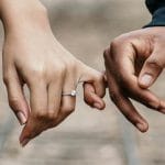 Si fidanza e le regala un anello fatto di capelli