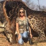 Cacciatrice si vanta di aver ucciso una giraffa e averla mangiata