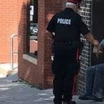 Ufficiale di polizia regala la sua colazione al mendicante