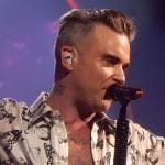 Robbie Williams parlavo con una persona che non cera