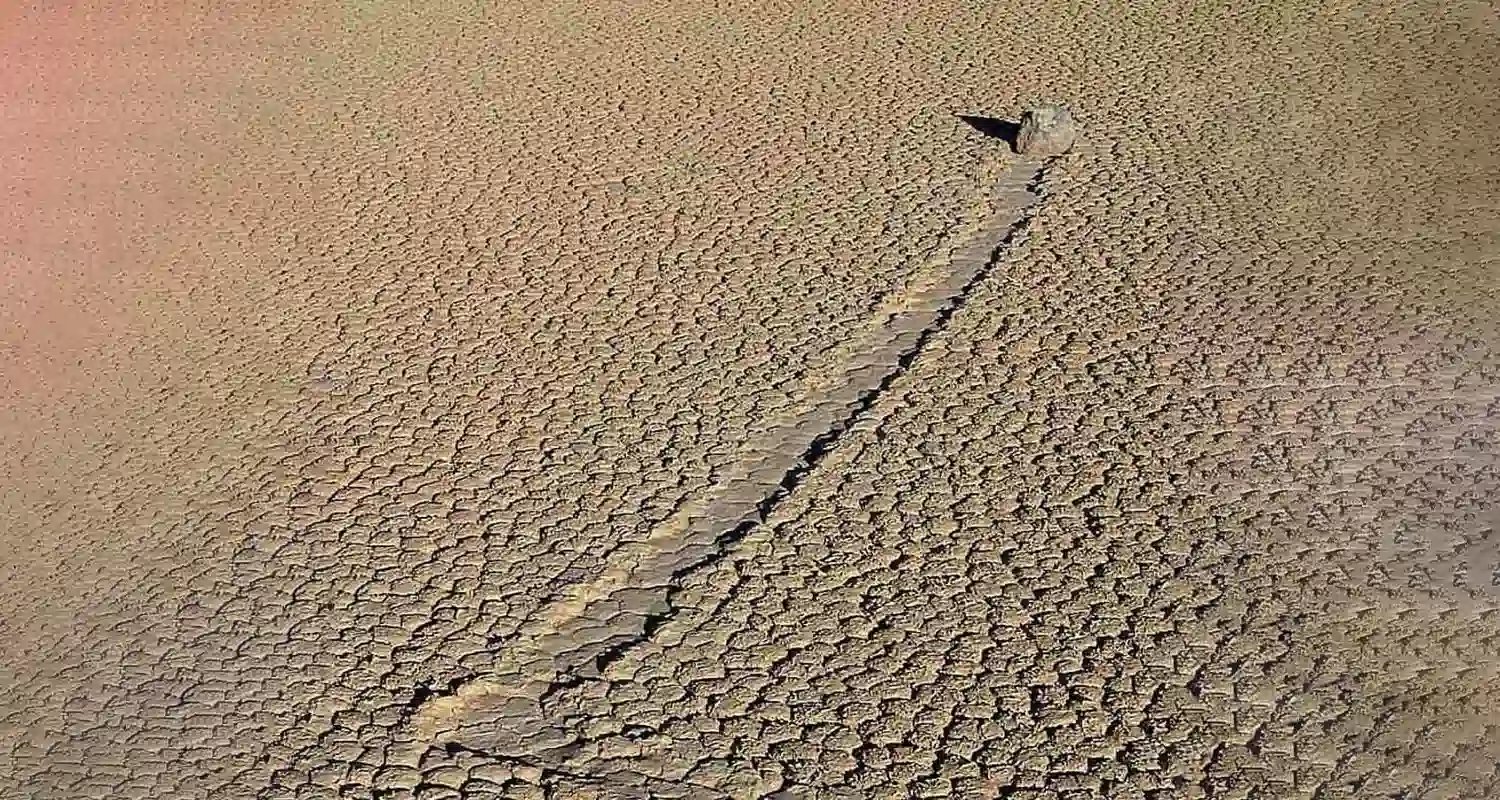 Racetrack Playa il mistero delle pietre mobili della valle della morte