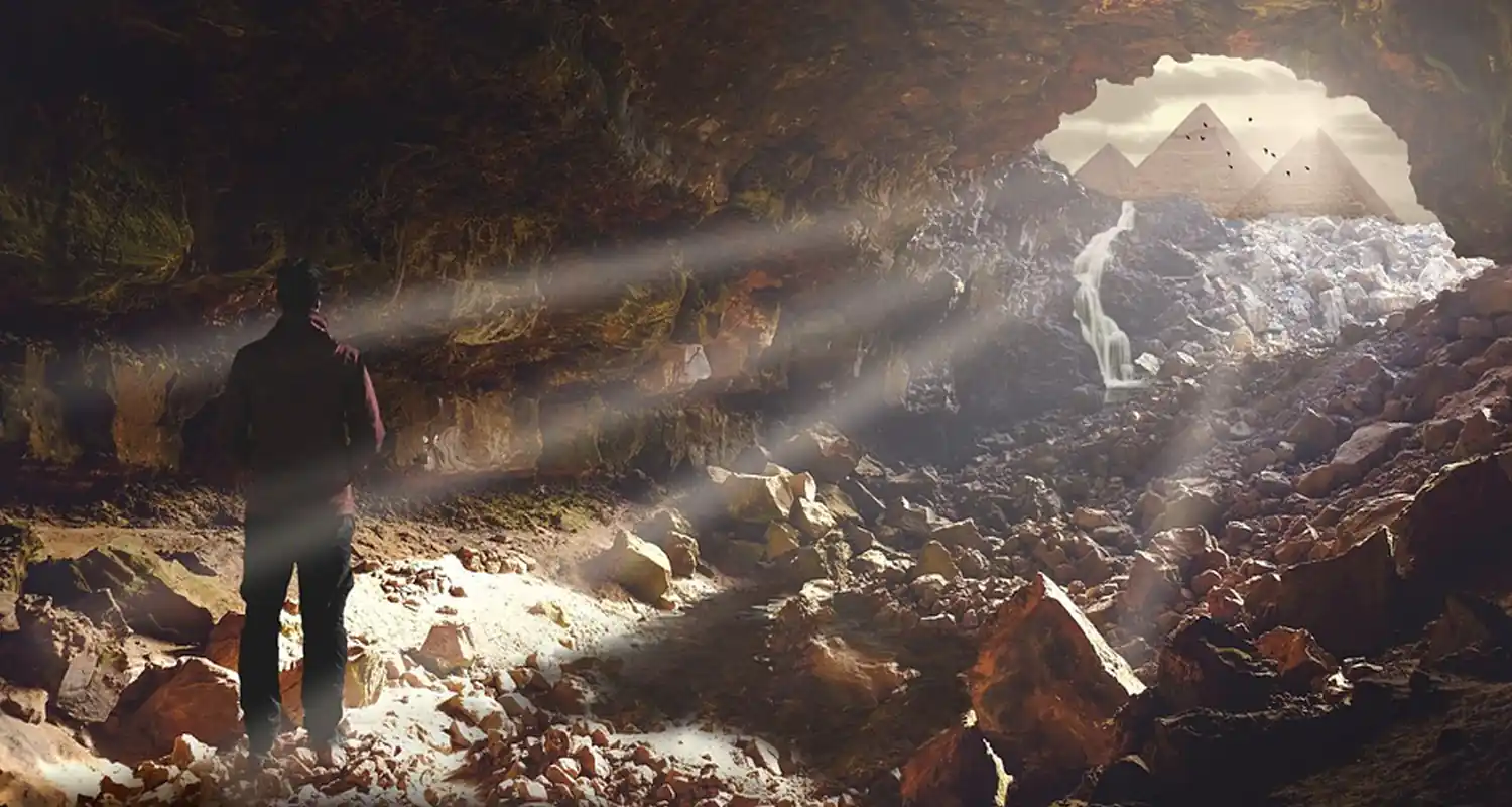 Enorme piramide che si muove sul fondo de oceano