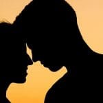 Rifiuta la proposta di fidanzamento lui decide di indossare anello