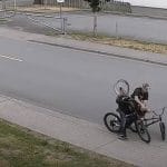 Ruba la bici il proprietario lo insegue e lo investe