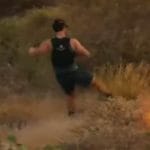 Fa jogging in un incendio e vuole spegnere il fuoco con i piedi