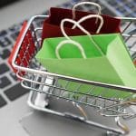 Ordina uno zaino online ma si ritrova una sorpresa