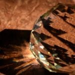 Raccoglie pezzo di vetro poi incredibile sorpresa