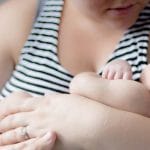 Scopre che la vicina di casa allatta il suo bambino la storia diventa virale