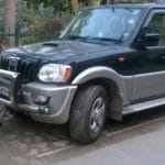 Lega il SUV ad un albero come antifurto