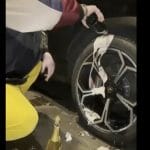 Milionario filma mentre pulisce le ruote con lo champagne