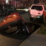 New York voragine inghiotte una SUV