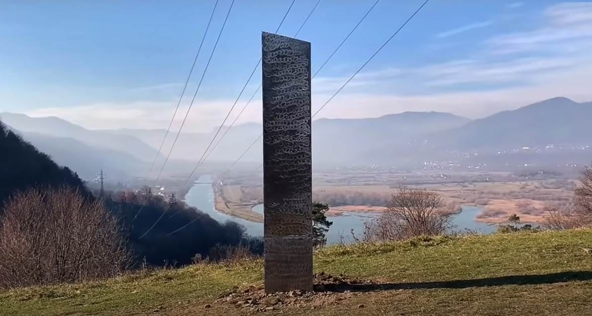 Ancora un monolite questa volta in Romania