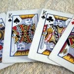 Donna crea mazzo di carte senza Re