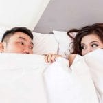 I vicini si lamentano per i gemiti della donna e le lasciano un biglietto