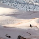 Il clima cambia neve tra le dune del Sahara