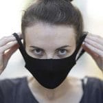 Medico mostra i polmoni di un malato Covid