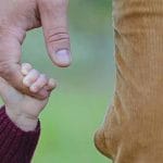 Ancora non cammina ma balla insieme al padre