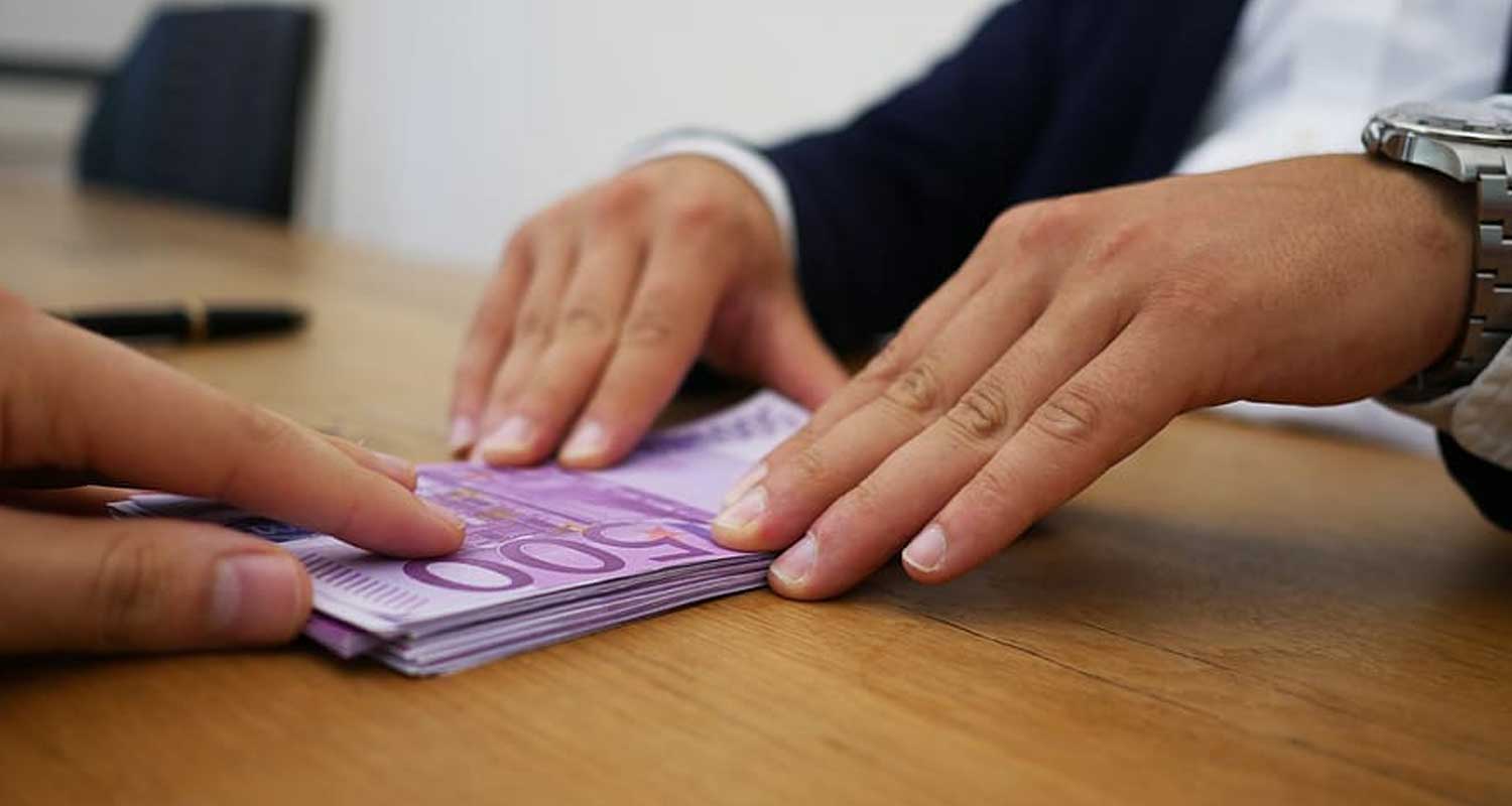 Milionario preleva una grossa somma la banca va in tilt