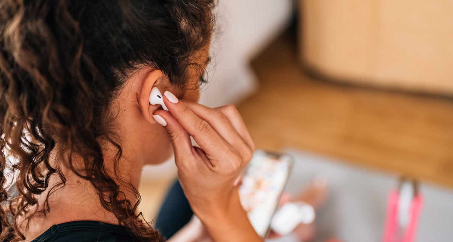 Convinto di prendere un antidolorifico ma ha ingoiato gli auricolari