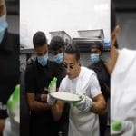 Salt Bae lava i piatti ma non in modo normale