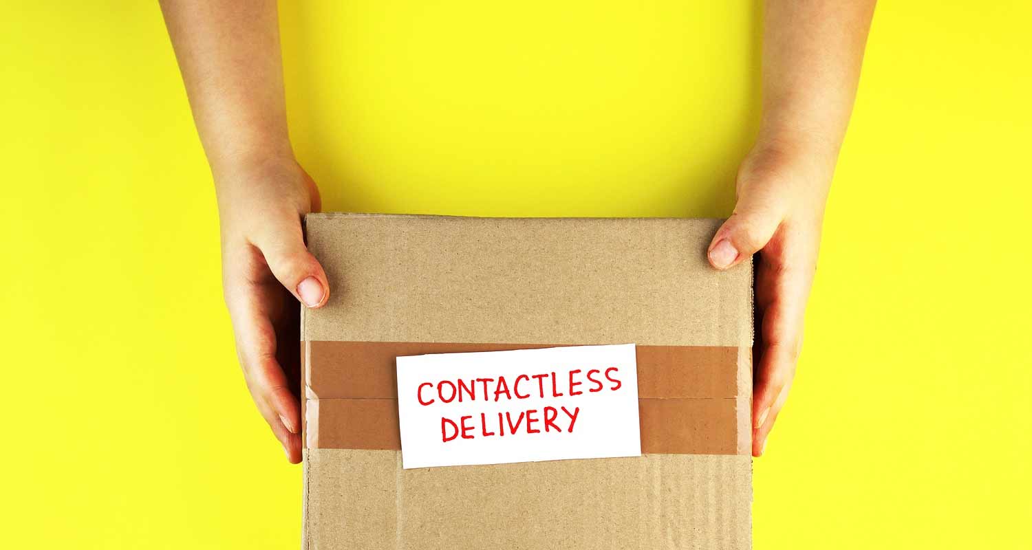 Fattorino butta 450 pacchi da una scarpata