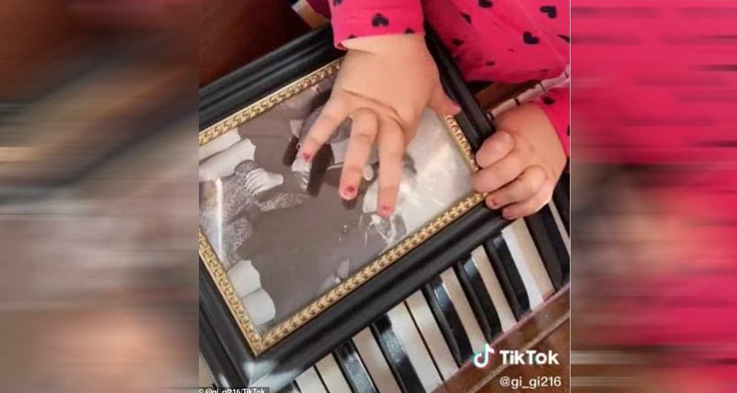 Due anni si riconosce nella foto della bisnonna