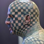 Oltre 800 tatuaggi sul corpo adesso starnutisce inchiostro