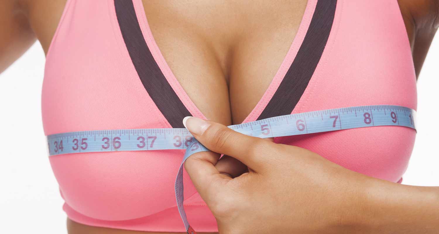 Cacciata da un volo di linea per il seno troppo grosso