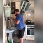 Ucraino si fa la barba ma un missile nella sua cucina