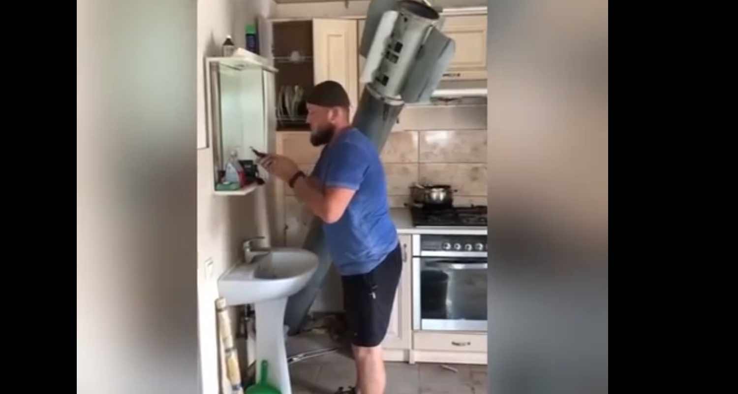 Ucraino si fa la barba ma un missile nella sua cucina