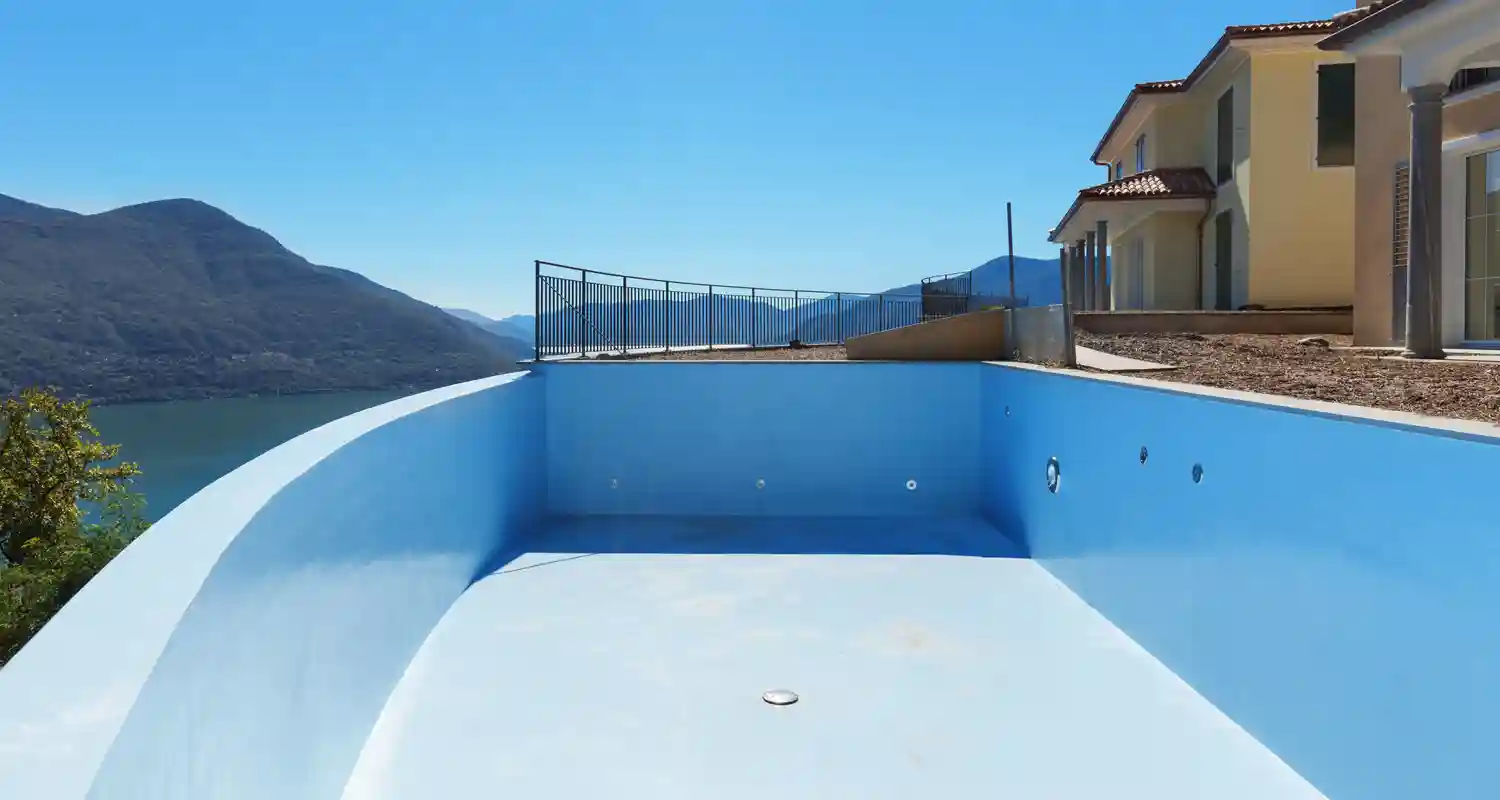 Creta Si tuffa nella piscina ma vuota