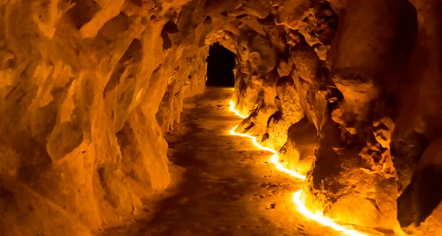 La Terra cava le origini di questa teoria ancora studiata