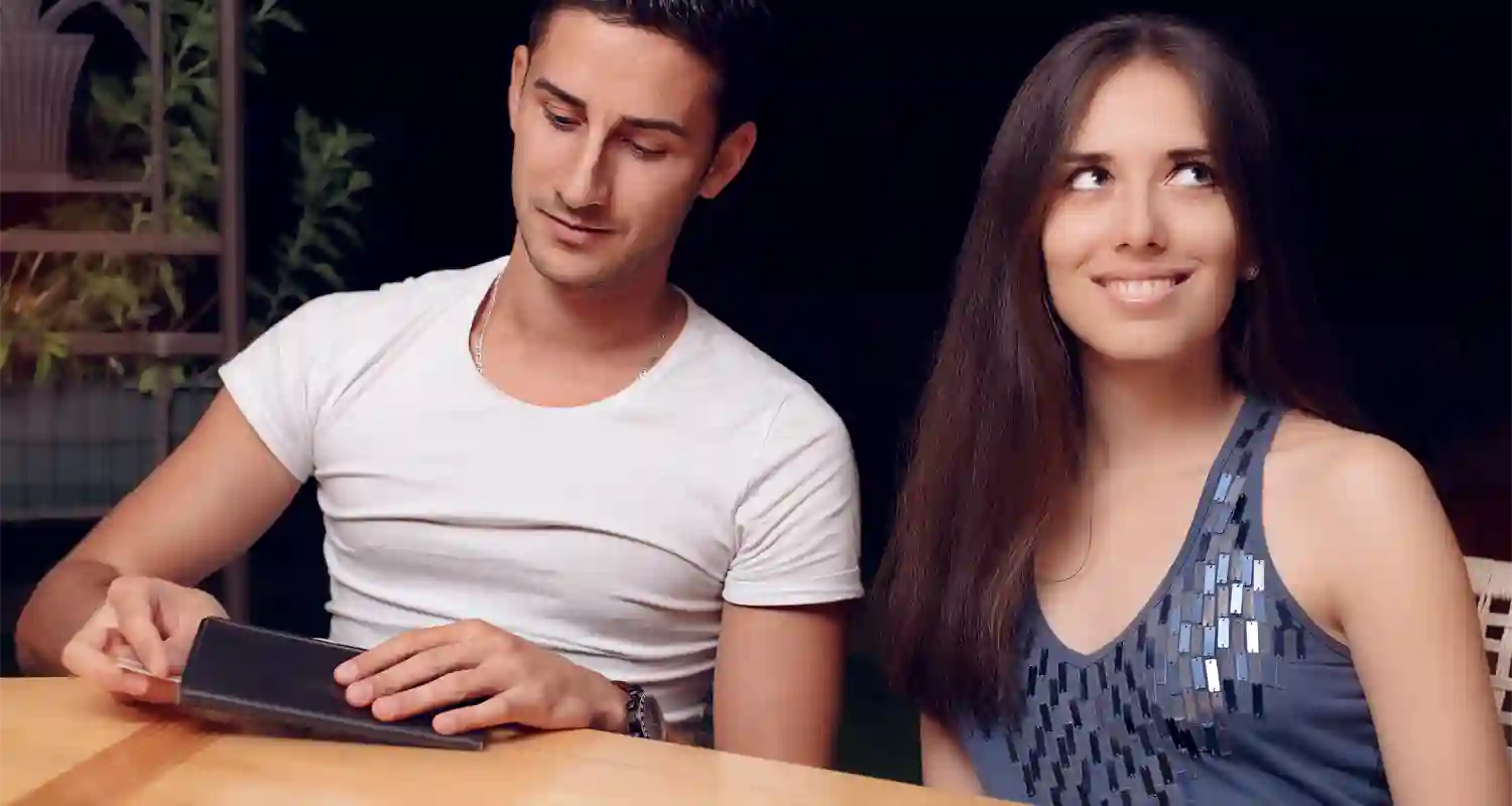 Scappa dal ristorante perche il fidanzato vuole farle pagare il conto