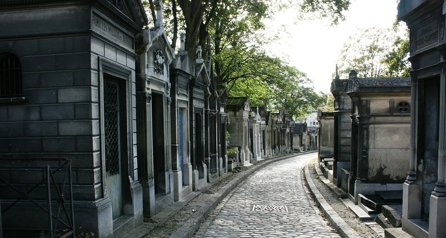 I parenti si vedono al cimitero per picchiarsi tra le tombe