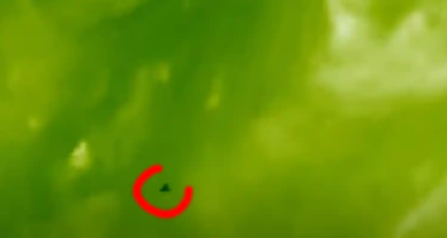 un enorme ufo sul Sole