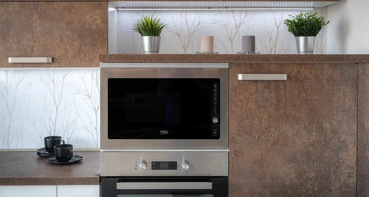 Come pulire il forno a microonde dallo sporco