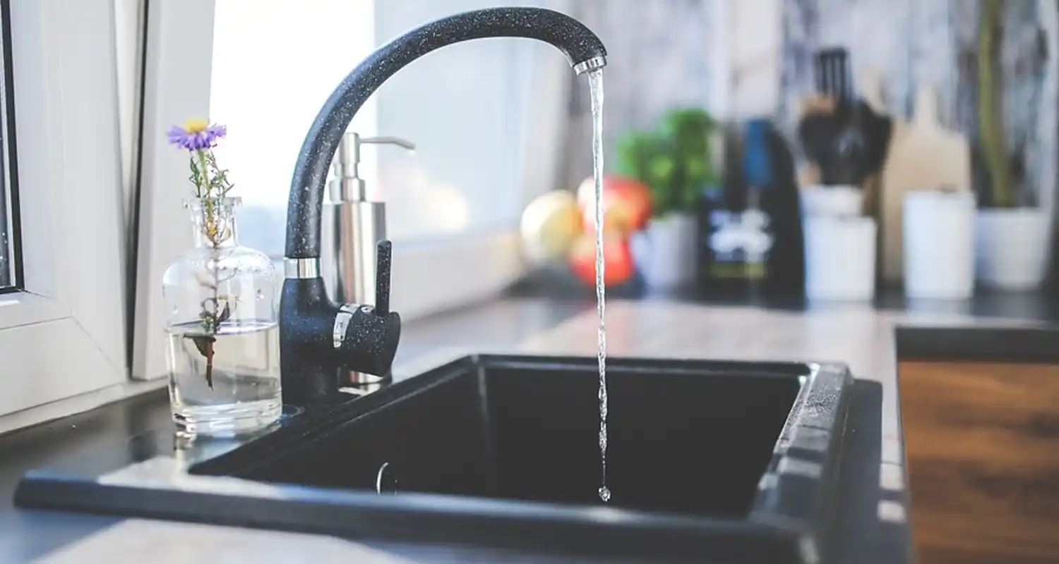 Mai versare acqua bollente nel lavandino