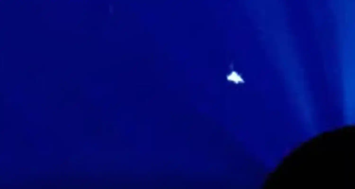uno strano oggetto che vola accanto al Sole