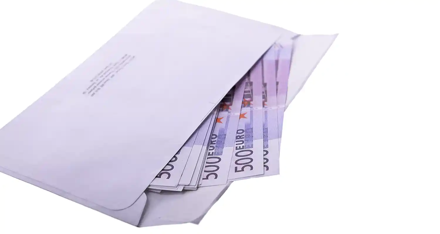 Trova 15mila dollari in una busta poi ha una sorpresa