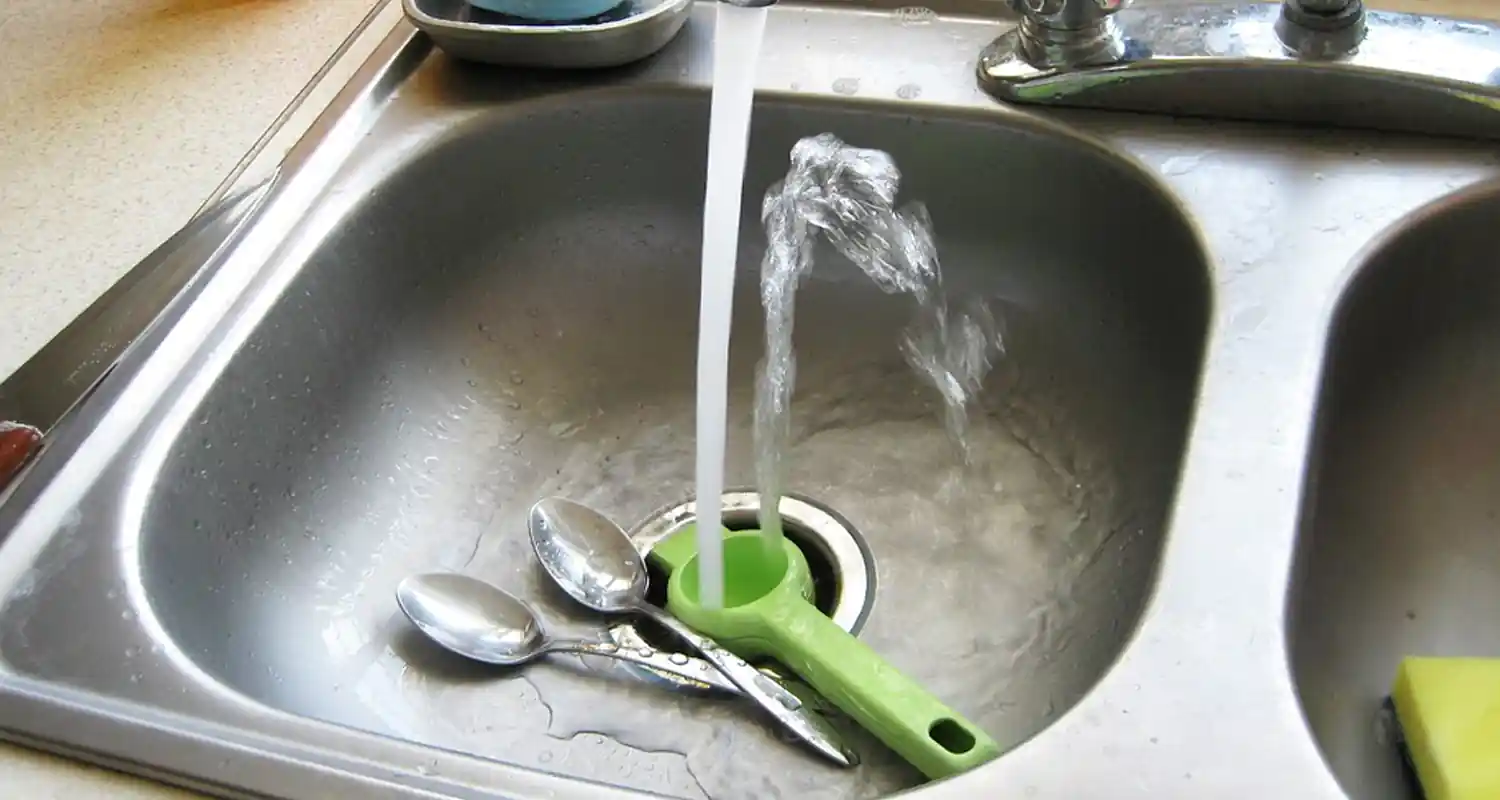 versare sale nel lavello per sbloccare lo scarico