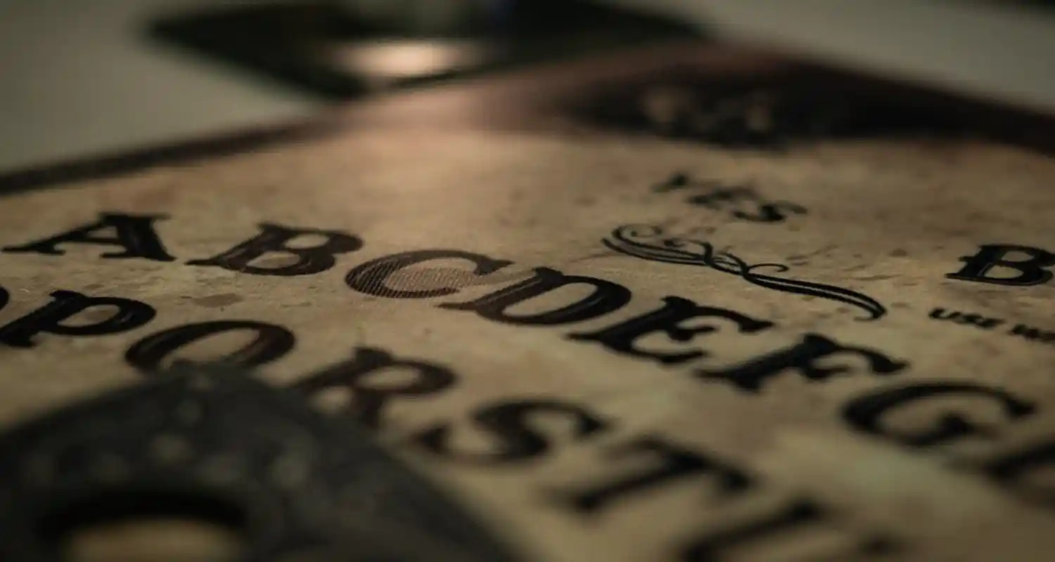 Fanno una seduta spiritica con tavola Ouija e svengono 28 persone