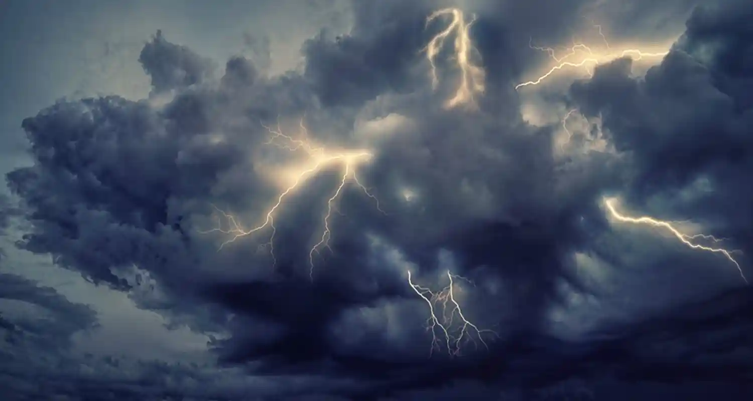 Strano aumento del fenomeno dei fulmini caldi allarme degli scienziati