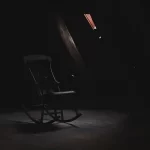 Vive con il corpo del padre per 15 anni poi muore