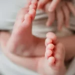 Va in vacanza e si dimentica il figlio di 13 mesi a casa