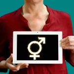 Transgender chiede la restituzione dei testicoli al suo ex