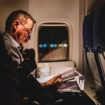 Attacco di diarrea in volo aereo deve tornare indietro